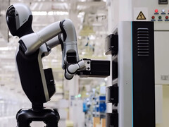 Robot Walker S2 wymienia swoją własną baterię. (Źródło zdjęcia: UBTech/YT)