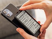 Dzięki wyświetlaczowi o przekątnej 4,3 cala czytnik Xteink X4 Pro jest niezwykle kompaktowy.