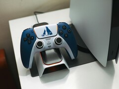 Niestandardowy kontroler DualSense o tematyce God of War spoczywający na stacji ładującej przed konsolą PlayStation 5. (Źródło zdjęcia: FOX ^.ᆽ.^= ∫)