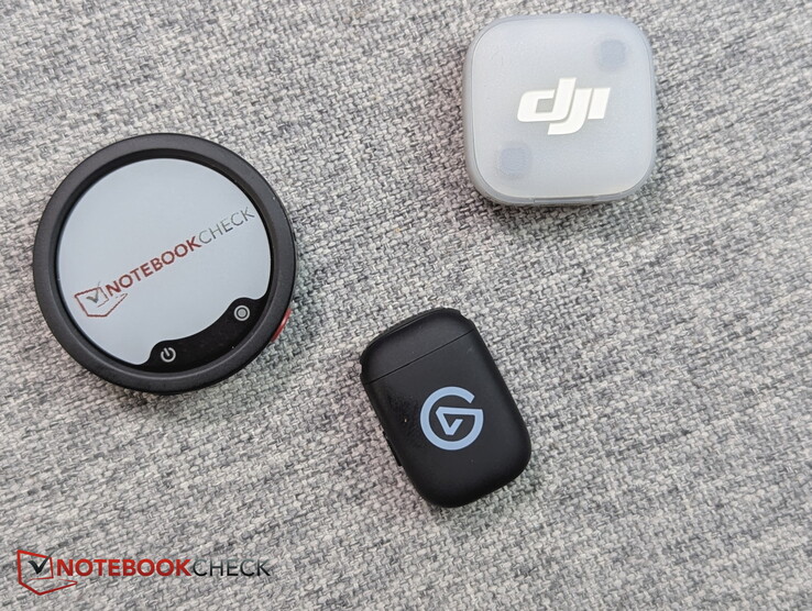 Na dole: Elgato Wave Go (z tłustym odciskiem palca); u góry: DJI Mic Mini; po lewej: Insta360 Mic