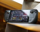 Steam Deck siedzący na stole (źródło zdjęcia: Petar via Unsplash; przycięte)