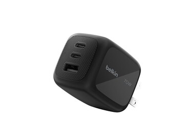Belkin BoostCharge Pro 3-Port GaN Wall Charger 70W posiada dwa porty USB-C i dodatkowy port USB-A. (Źródło zdjęcia: Belkin)