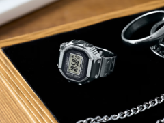 Zegarek pierścieniowy Casio CRW-001-1JR (na zdjęciu) ma około 2 lat żywotności baterii na ogniwie SR621SW. (Źródło zdjęcia: Casio)