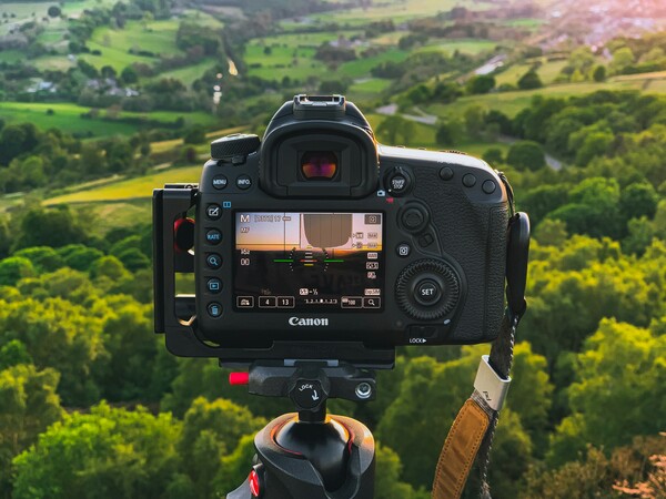 Lustrzanki cyfrowe oferują szereg trybów ekspozycji, od w pełni automatycznych po w pełni manualne (Źródło: Unsplash)