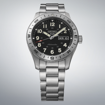 Automatyczny zegarek terenowy Seiko 5 Sports HDB006 z czarną tarczą, kompasem i bransoletą ze stali nierdzewnej.