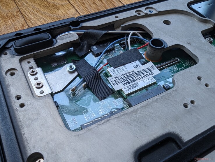 Wyjmowany moduł WLAN. Do instalacji modułu WAN dołączona jest dodatkowa antena