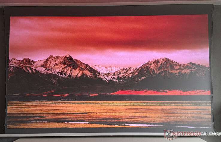 W świetle dziennym (okno z przodu po prawej), VisionMaster Max nadal zapewnia wyraźnie rozpoznawalny obraz