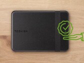 Dysk twardy firmy Toshiba charakteryzuje się bardzo minimalistycznym wyglądem w czarnej kolorystyce 