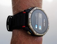 Amazfit T-Rex Dual Solar ma ogniwa słoneczne z przodu i z tyłu.