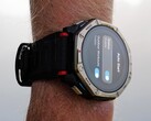 Amazfit T-Rex Dual Solar ma ogniwa słoneczne z przodu i z tyłu.