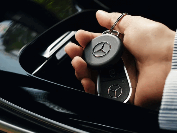 Chipolo Loop w wersji Mercedes-Benz posiada logo Mercedesa umieszczone pośrodku.