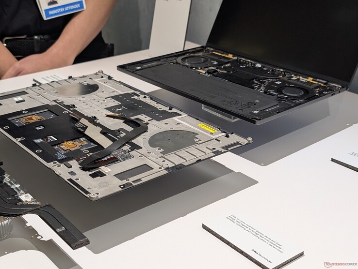 Podczas podnoszenia pokrywy C z pokrywy D należy uważać, aby nie uszkodzić kabla taśmowego klawiatury