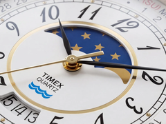 Reedycja modelu Timex 1990 z tarczą wskazującą fazy księżyca i kalendarz