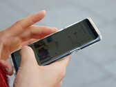 Dłoń trzyma smartfon z systemem Android, na którym wyświetla się aplikacja mapowa.