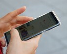 Dłoń trzyma smartfon z systemem Android, na którym wyświetla się aplikacja mapowa.