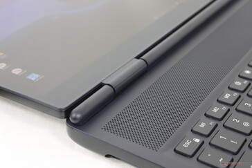 Pokrywa otwiera się o pełne 180 stopni, co jest stosunkowo rzadkie w laptopach do gier. Wyświetlacz lekko się chwieje podczas regulacji kąta nachylenia