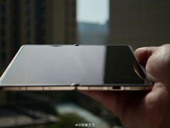 Honor dyrektor wykonawczy Fei Wang udostępnił rzeczywiste zdjęcia składanego Honor Magic V6.