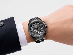 Zegarek Citizen Attesa CC4107-80H na nadgarstku, prezentujący całkowicie czarną tytanową kopertę i zintegrowaną bransoletę.