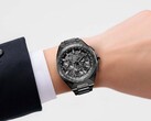 Zegarek Citizen Attesa CC4107-80H na nadgarstku, prezentujący całkowicie czarną tytanową kopertę i zintegrowaną bransoletę.