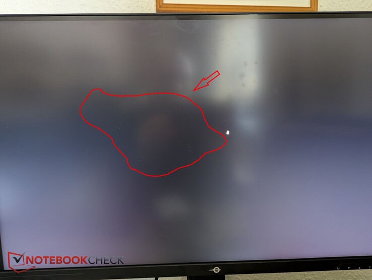 Małe, nieczarne piksele, ale brak widocznego krwawienia podświetlenia