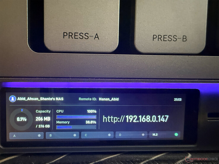 Wbudowany wyświetlacz pokazuje lokalny adres IP dostępu po nawiązaniu przewodowego połączenia Ethernet