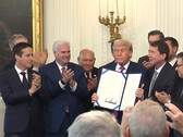 Prezydent Trump podpisuje ustawę GENIUS Act, umożliwiającą dodatkową kontrolę nad stablecoinami i emitentami. (Źródło zdjęcia: Biały Dom)