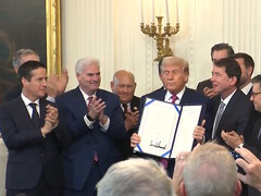 Prezydent Trump podpisuje ustawę GENIUS Act, umożliwiającą dodatkową kontrolę nad stablecoinami i emitentami. (Źródło zdjęcia: Biały Dom)