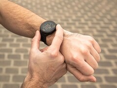Smartwatch Garmin Forerunner 55 (na zdjęciu) otrzymuje nową stabilną aktualizację. (Źródło zdjęcia: Garmin)