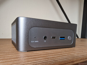 Przód: Przezroczysty CMS, zestaw słuchawkowy 3,5 mm, USB-C (tylko dane), USB-A 3.2, przycisk zasilania
