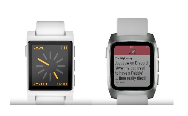 Pebble Time 2* pokazujący stary design (po lewej) i nowy design. (Źródło zdjęcia: Eric Migicovsky/Core Devices)