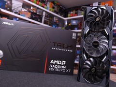 Hardware Unboxed wykorzystał do porównania kartę ASRock Taichi Radeon RX 9070 XT. (Źródło obrazu: Hardware Unboxed na YouTube, edytowane)