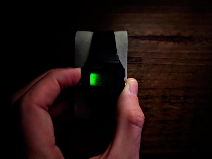 Podświetlenie Casio F-91W ledwo oświetla cyfrę godziny.