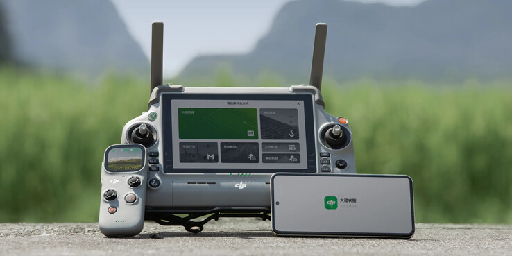 DJI RC Mini AG obok pilota zdalnego sterowania RC Plus 2 AG. (Źródło obrazu: DJI)