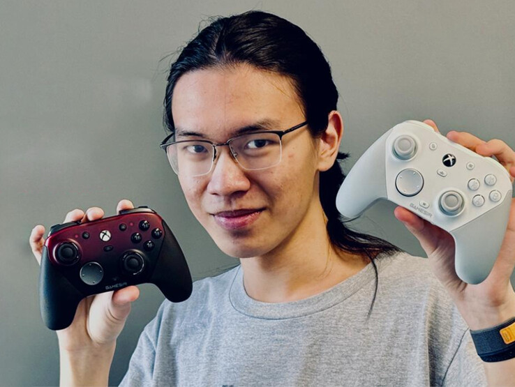 CEO GameSir trzyma oba kolory premierowe GameSir G7 Pro. (Źródło zdjęcia: GameSir)