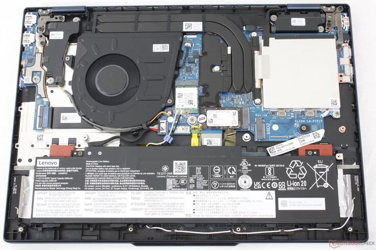 Serwisowanie jest stosunkowo proste dzięki łatwemu dostępowi do dwóch gniazd DDR5 SODIMM i dwóch gniazd PCIe4 x4 SSD. Proszę zauważyć, że jedno z gniazd SSD obsługuje tylko krótsze dyski 2242.