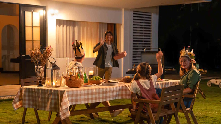 Nie jest to oczywiste: Oświetlenie może być ciepłobiałe, które jest generalnie przyjemniejsze niż chłodnobiałe. (Źródło obrazu: Reolink)