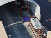 Wiele pojazdów Tesla Cybertruck zostało zauważonych w oczekiwaniu na testy zderzeniowe. (Źródło zdjęcia: @JoeTegtmeyer na X)