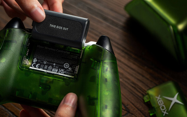 Stacja ładująca jest wyposażona w bezprzewodowy akumulator do kontrolera Xbox.