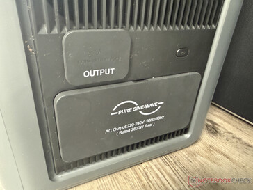 Pod dwiema zaślepkami ochronnymi po prawej stronie...