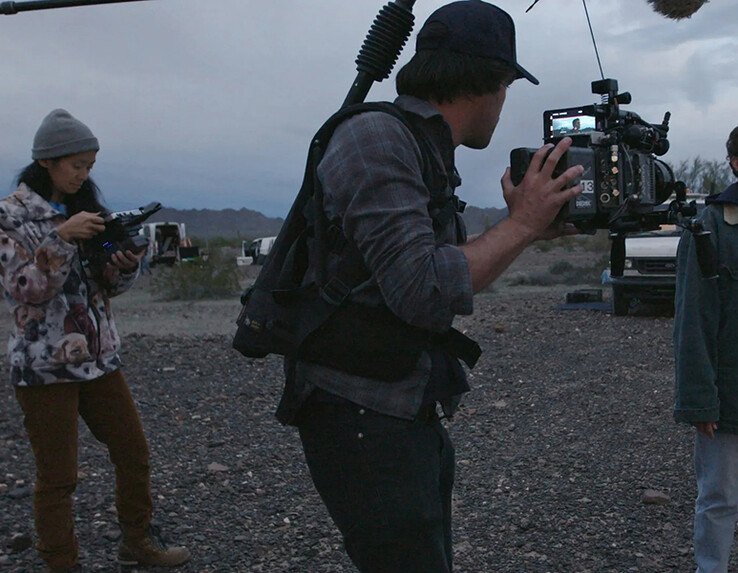 Chloé Zhao na planie filmu Nomadland (źródło zdjęcia: IndieWire)