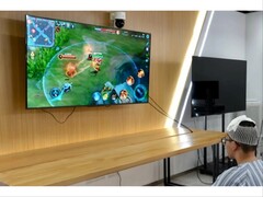 19-letni pacjent używający chińskiego BCI do grania w złożone gry. (Źródło zdjęcia: IT Home)