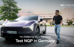 Testy w ruchu miejskim w Monachium: dyrektor generalny firmy Xpeng, He Xiaopeng, demonstruje działanie nowego systemu Next Generation Pilot (NGP) w samochodzie Xpeng L03.