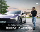 Testy w ruchu miejskim w Monachium: dyrektor generalny firmy Xpeng, He Xiaopeng, demonstruje działanie nowego systemu Next Generation Pilot (NGP) w samochodzie Xpeng L03.