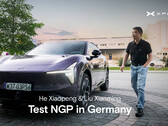 Testy w ruchu miejskim w Monachium: dyrektor generalny firmy Xpeng, He Xiaopeng, demonstruje działanie nowego systemu Next Generation Pilot (NGP) w samochodzie Xpeng L03.