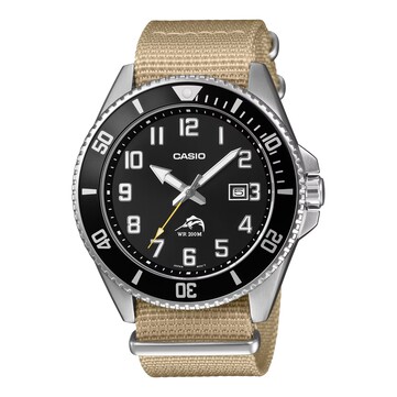 Zegarek nurkowy Casio Duro MDV106C-9AV z czarną tarczą, wyrazistymi cyframi arabskimi, czarnym bezelem, kopertą ze stali nierdzewnej, jasnobrązowym paskiem z tkaniny i dopasowaną żółtą wskazówką sekundową.