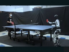 Robot Unitree G1 wyposażony w HITTER grający w tenisa stołowego (źródło obrazu: Hybrid Robotics via YouTube; edytowany zrzut ekranu)