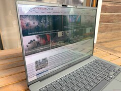 Na zewnątrz (jasny dzień, bez bezpośredniego światła słonecznego)