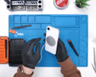 Model 16e z aktualizacją magnetyczną. (Źródło obrazu: PhoneRepairGuru via YouTube)