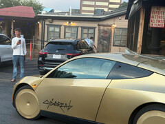 Robotaksówka „Cybercab” podjeżdża pod lokal Terry Black’s w Austin w stanie Teksas