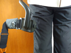 Paski kołyszą się na udach (źródło obrazu: Notebookcheck)